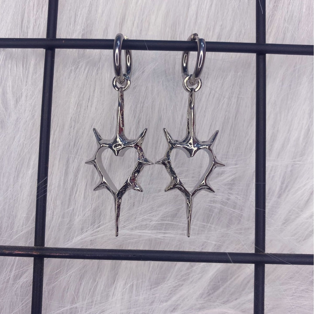 Wholesale New niche design hollow Thorn peach heart earrings High sense couple's men's and women's ear buckle